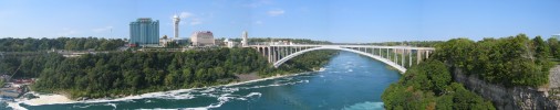 Niagara Vízesés panorámakép: Szivárvány-híd és a kanadai oldal