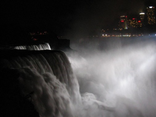 Niagara vízesés éjjel, szemben a kanadai oldal