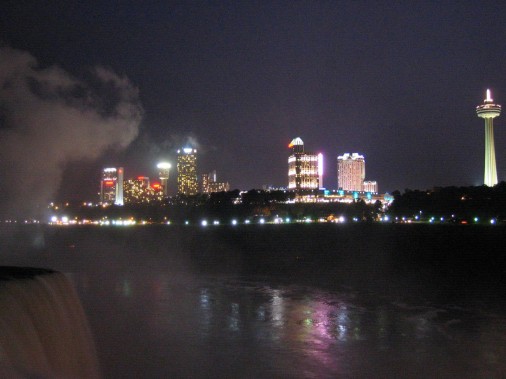 Niagara vízesés: a kanadai oldal éjjel