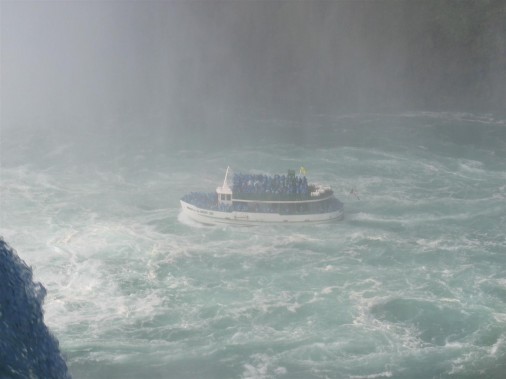 Niagara vízesés: hajó a zuhatag alatt