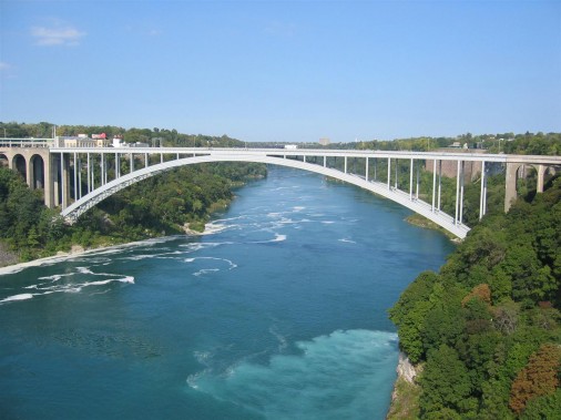 Niagara vízesés: a Szivárvány-híd, határátkelő Kanadába