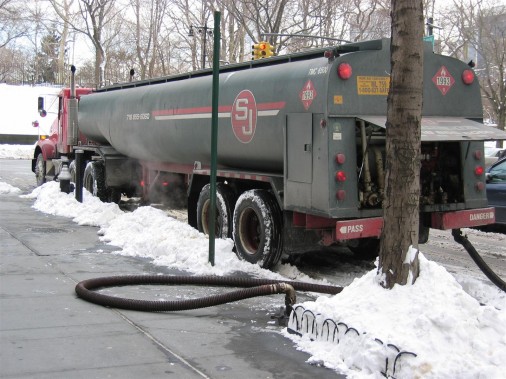 Olajszállító autó New Yorkban: Tankolják a házat